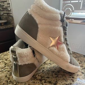 Vintage Havana 7.5 high tops with fur
